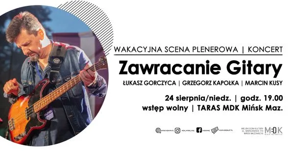 Mężczyzna gra na gitarze basowej podczas koncertu plenerowego promowanego na plakacie.